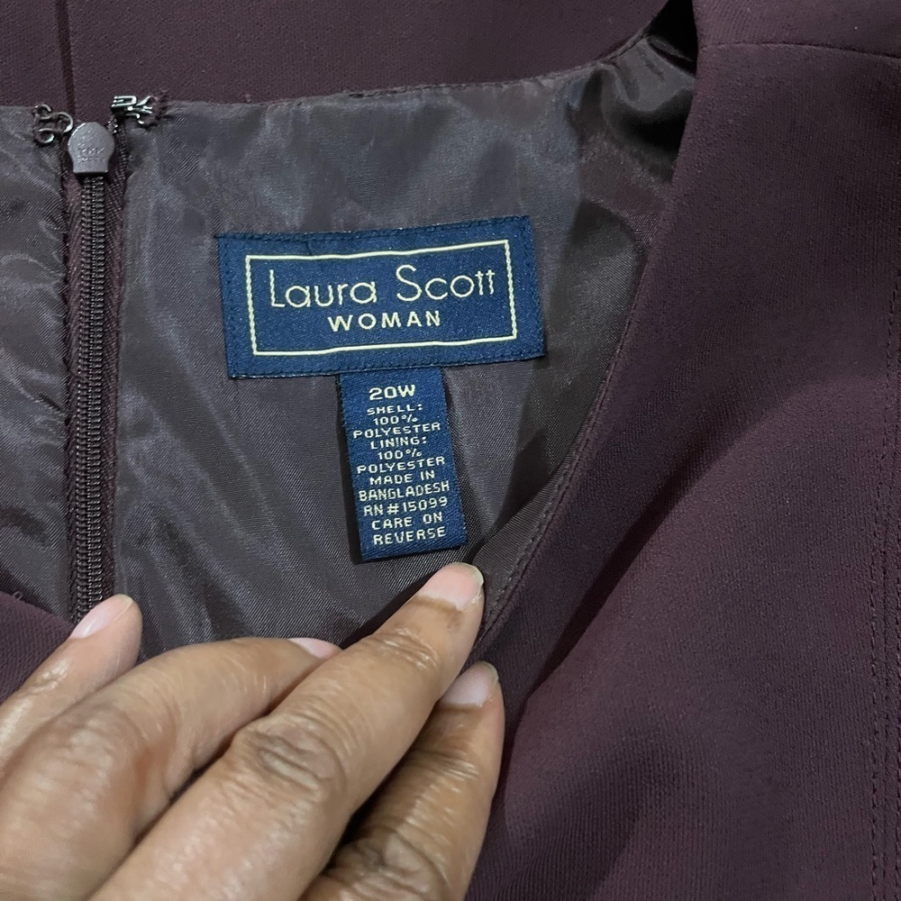 Laura Scott sleeveless dress size 20 W shell and lining 100 percent polyester. - Picture 9 of 13